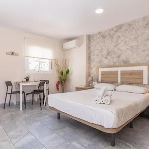 https://apartamentos-lola-beach.hotelsinnerja.org